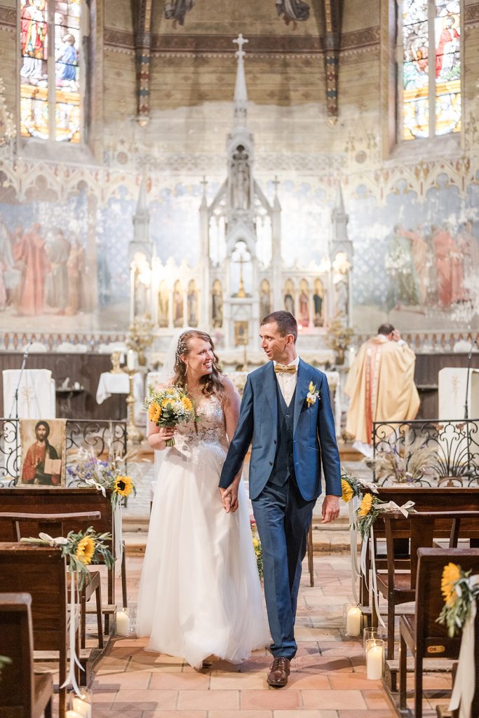un couple de mari&eacute;s sortant de l'&eacute;glise