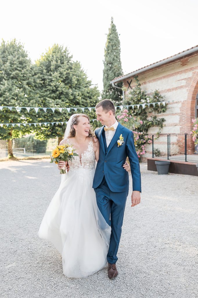 un couple mari&eacute; marche et sourit