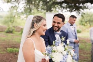 un couple mari&eacute; sont contents le mari&eacute; regarde la mari&eacute;e