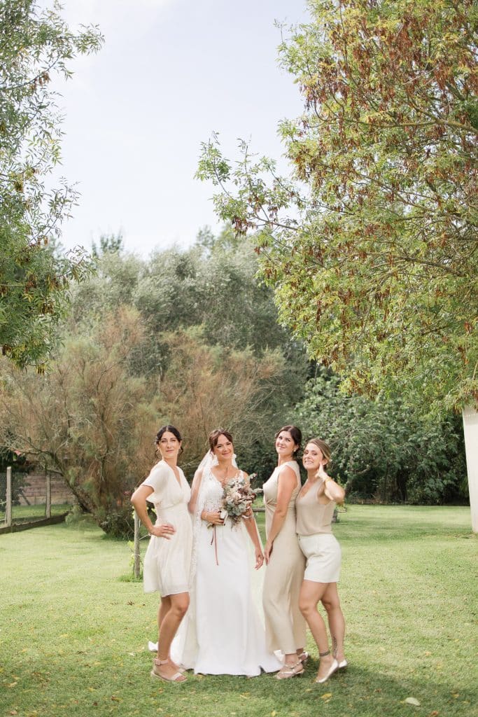4 femmes dont une mari&eacute;e sont au milieu d'un jardin et sont en train de danser