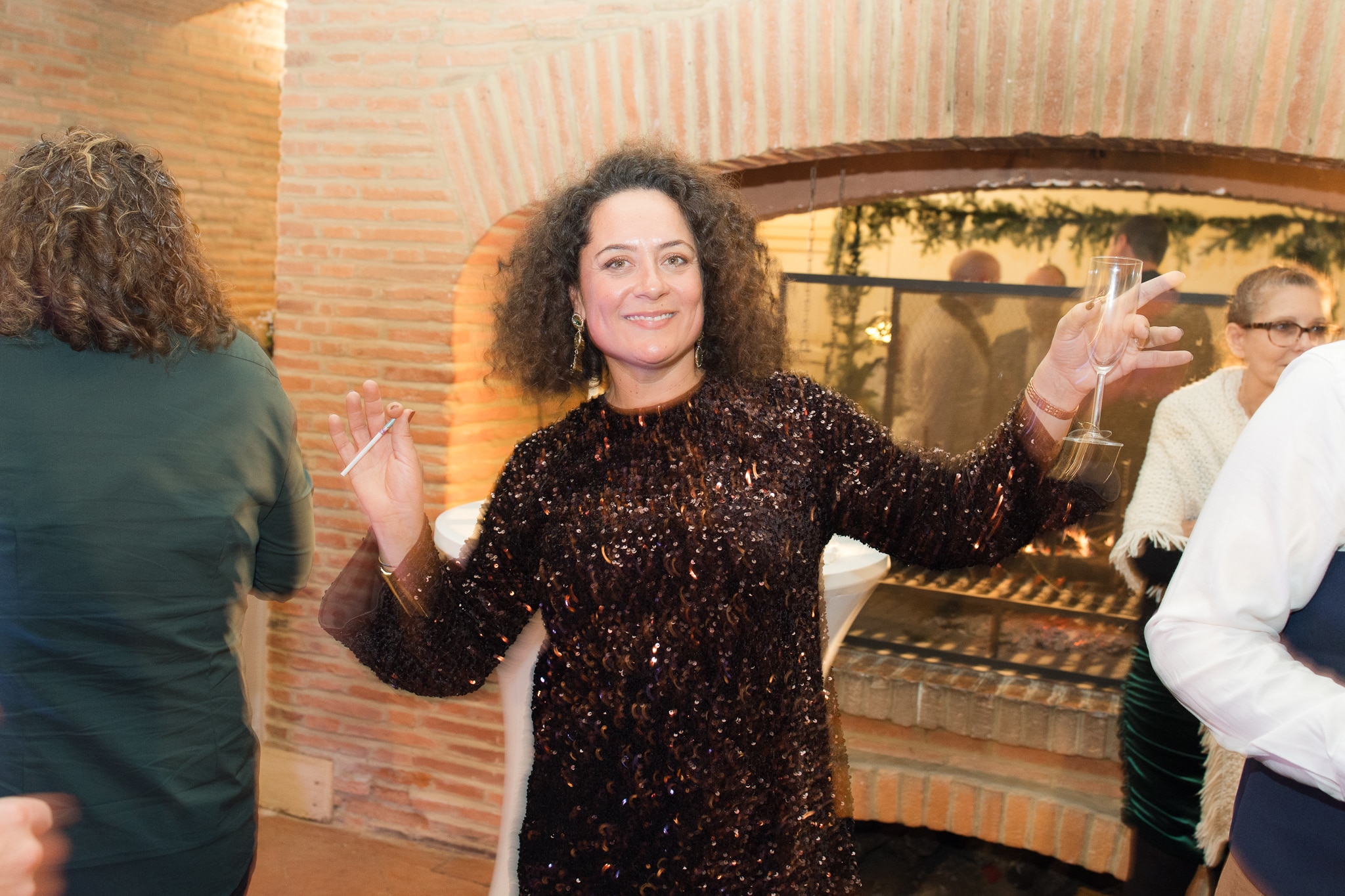 une femme qui danse habill&eacute;es en noir