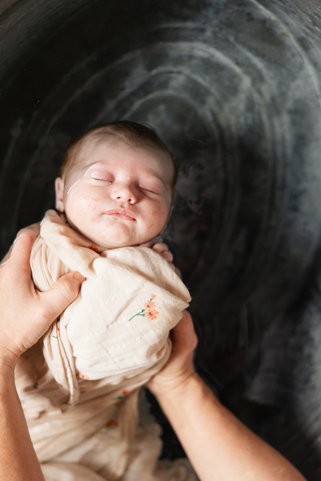 B&eacute;b&eacute; drmant envelopp&eacute; de draps dnas l'eau