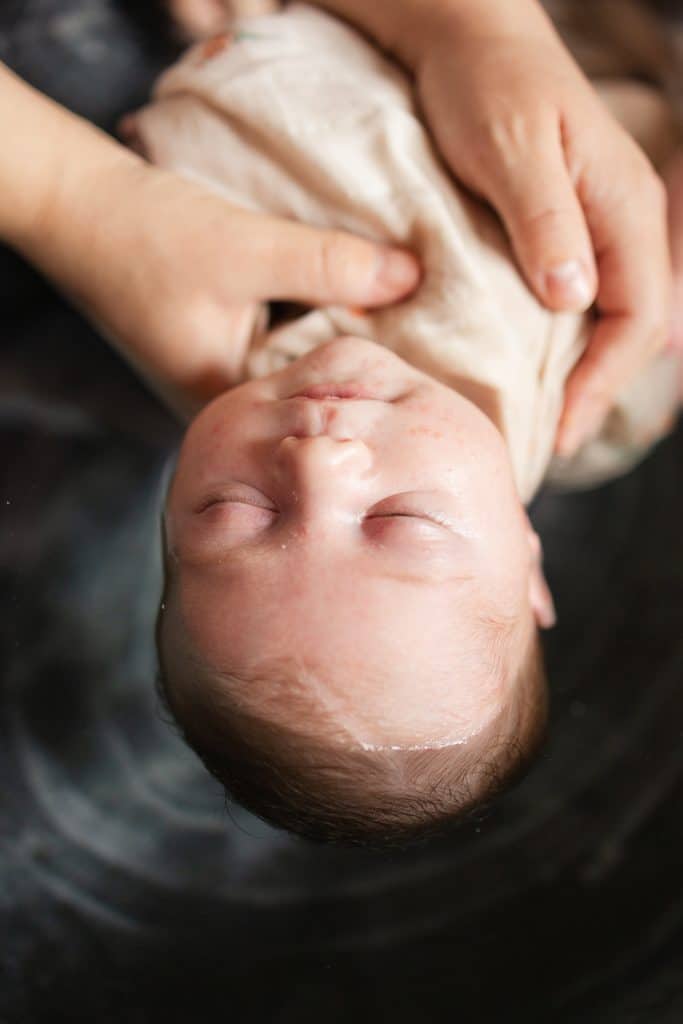 b&eacute;b&eacute; dans un bain sensoriel qui dort la photo est &agrave; l'envers donc la t&ecirc;te de b&eacute;b&eacute; est en bas de l'image