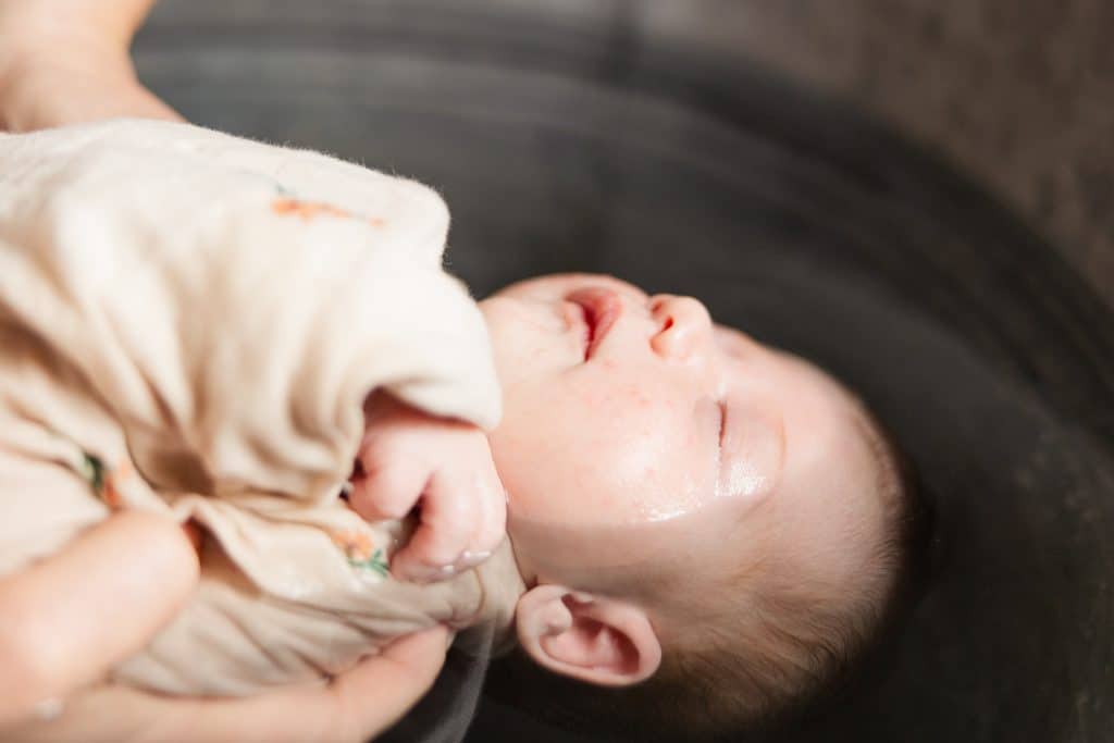 Un b&eacute;b&eacute; qui dort dans l'eau lors d'un bain sensoriel